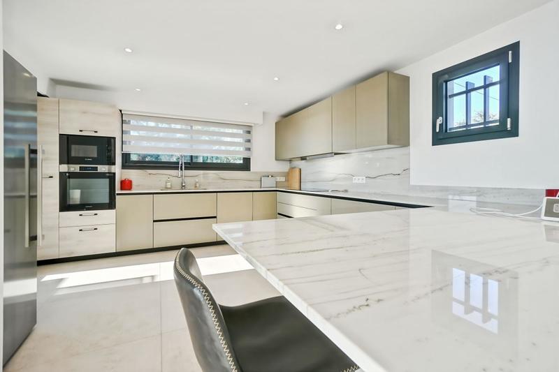 Maison - 260 m² - 6 pièces