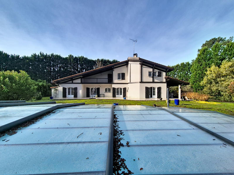 Maison - 312 m² - 9 pièces