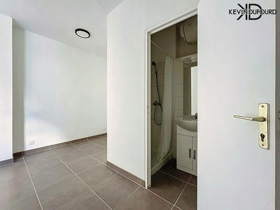 Studio - 40 m² - 4 pièces