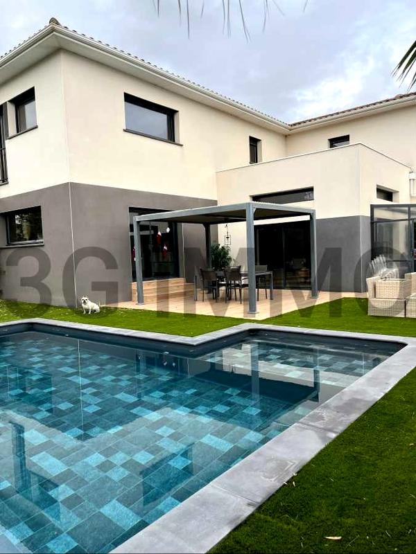 Maison - 210 m² - 7 pièces