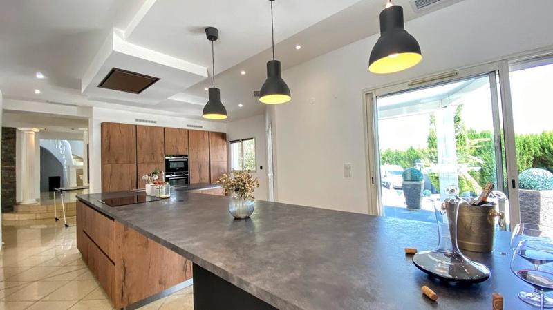 Propriété - 245 m² - 7 pièces