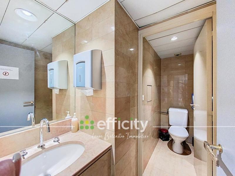 Local d'activité / Entrepôt - 670 m² - 25 pièces