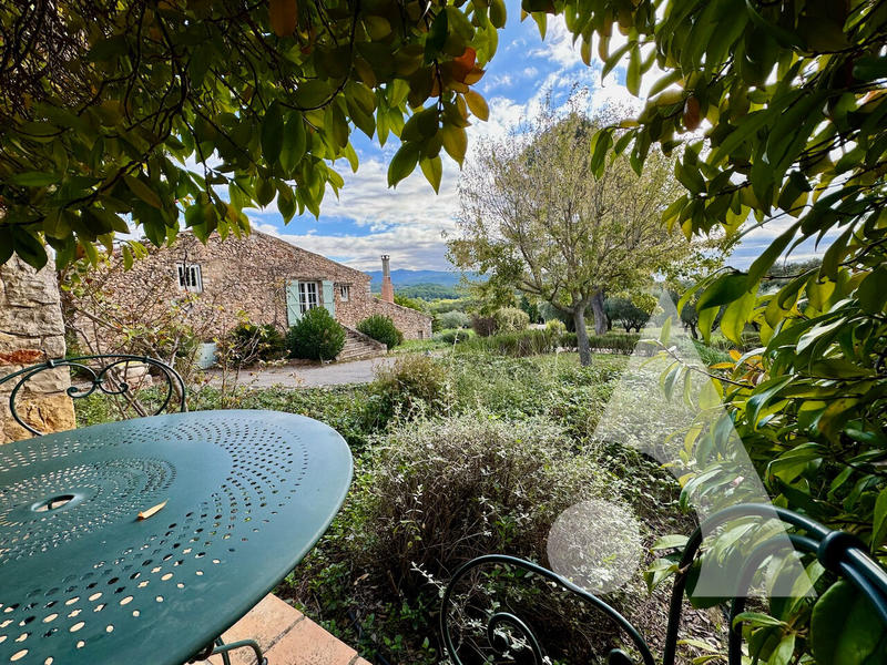 Maison - 640 m² - 18 pièces