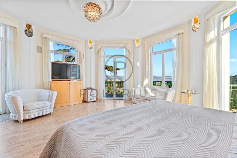 Villa - 1 000 m² - 15 pièces