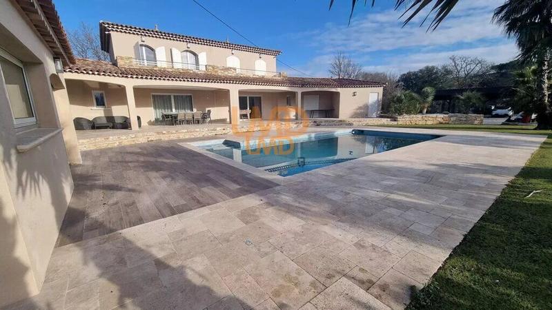 Propriété - 250 m² - 7 pièces