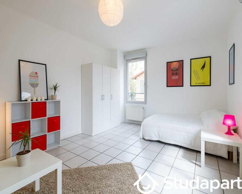 Chambre - 100 m² - 1 pièce