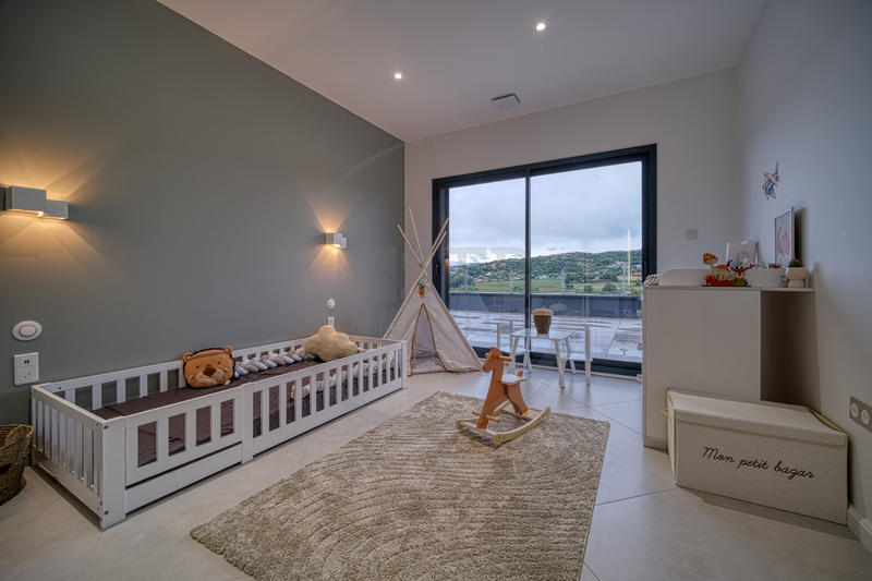 Propriété - 284 m² - 6 pièces