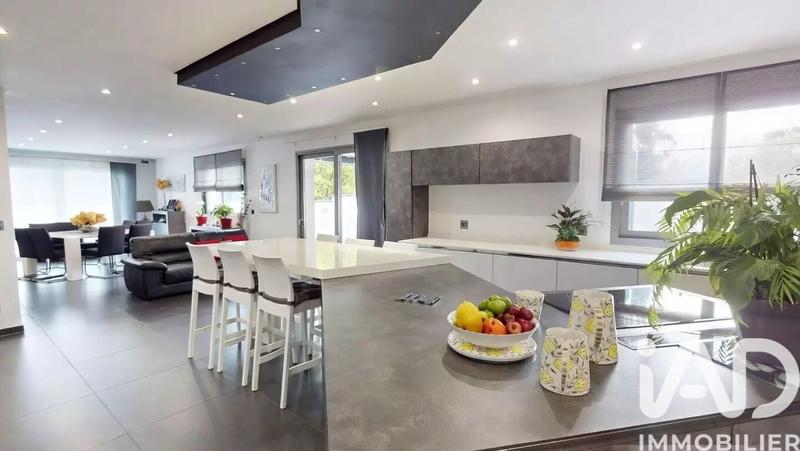 Maison - 236 m² - 10 pièces