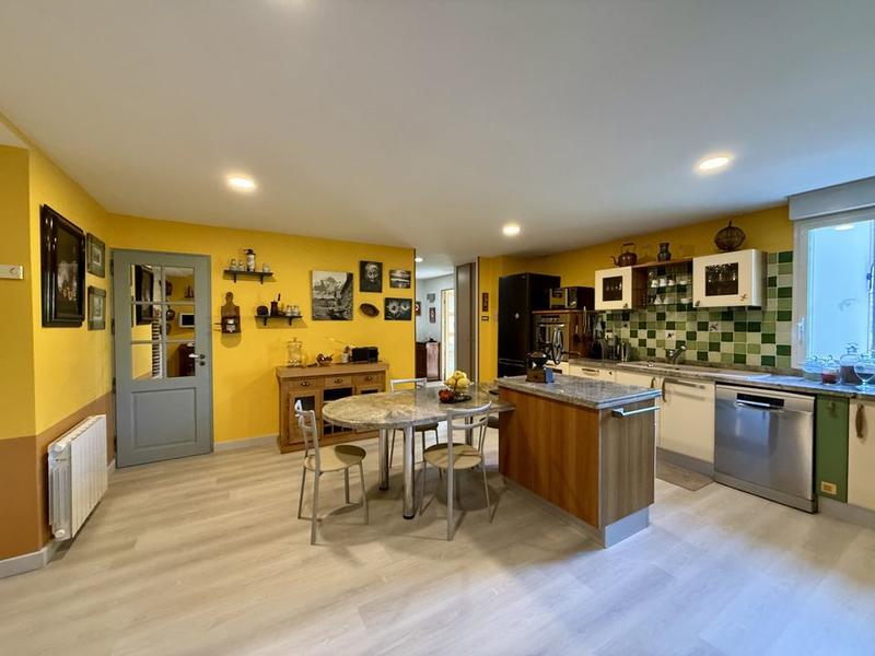 Propriété - 318 m² - 7 pièces