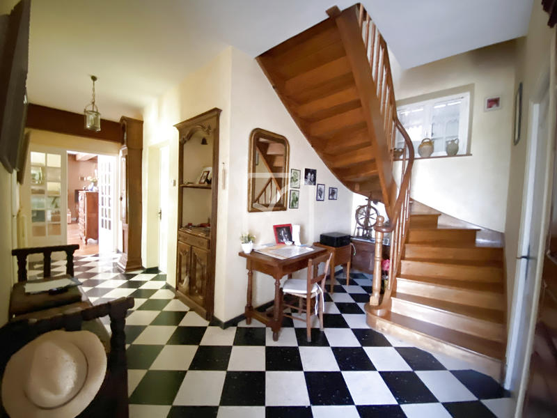 Propriété - 250 m² - 11 pièces