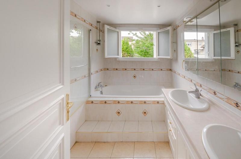 Maison - 300 m² - 16 pièces