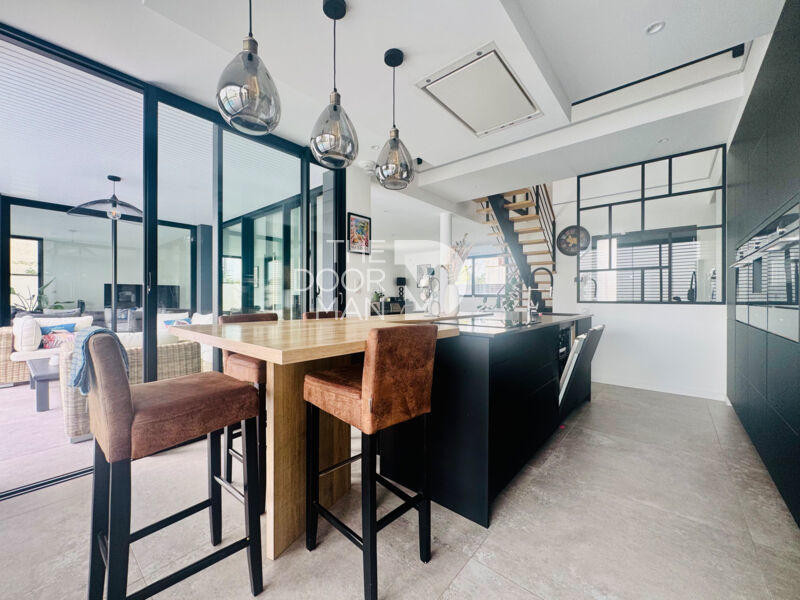 Maison - 214 m² - 6 pièces