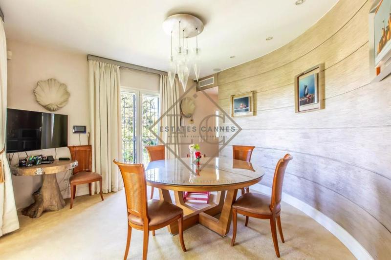 Villa - 247 m² - 6 pièces