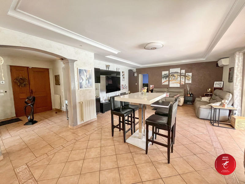 Villa - 240 m² - 8 pièces