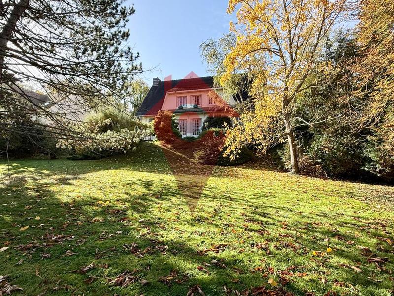 Maison - 240 m² - 9 pièces