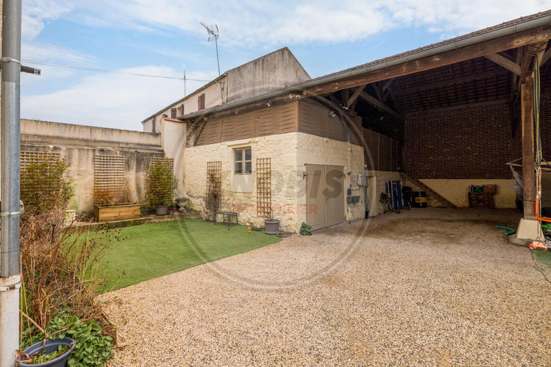 Maison - 351 m² - 13 pièces