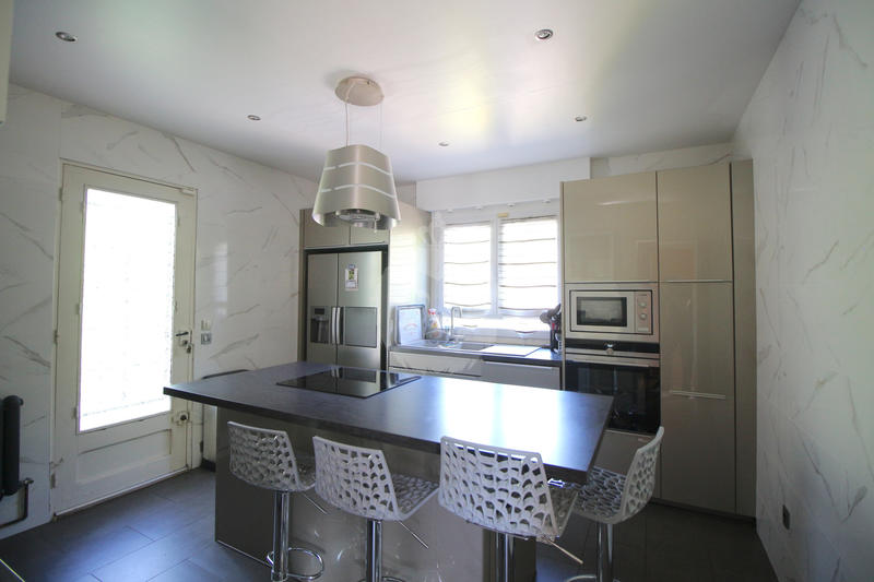 Maison - 245 m² - 8 pièces