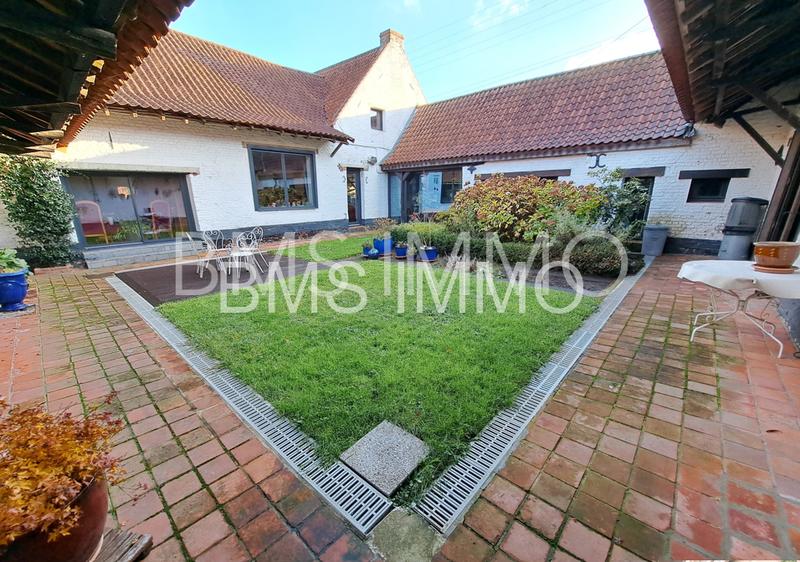 Maison - 270 m² - 8 pièces