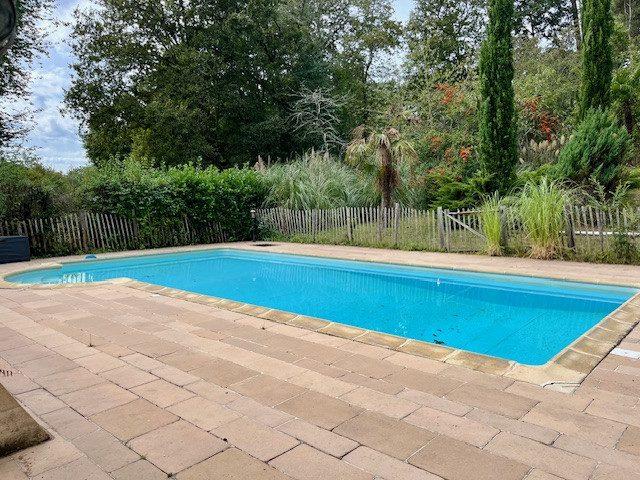 Maison traditionnelle - 217 m² - 7 pièces