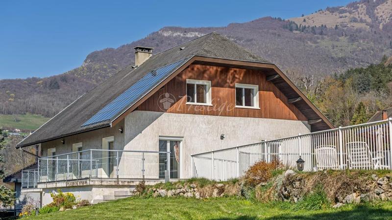 Maison - 253 m² - 7 pièces