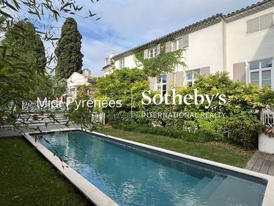 Maison - 465 m² - 10 pièces