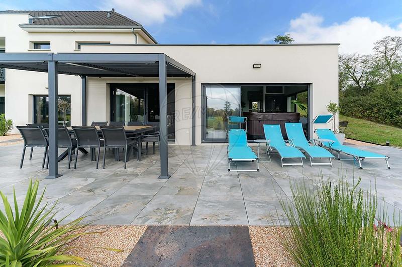 Villa - 277 m² - 10 pièces