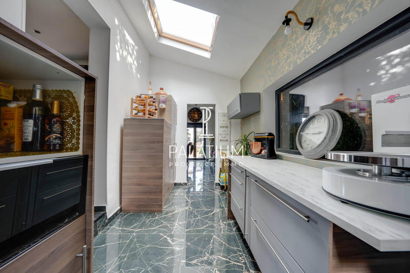 Maison - 221 m² - 5 pièces