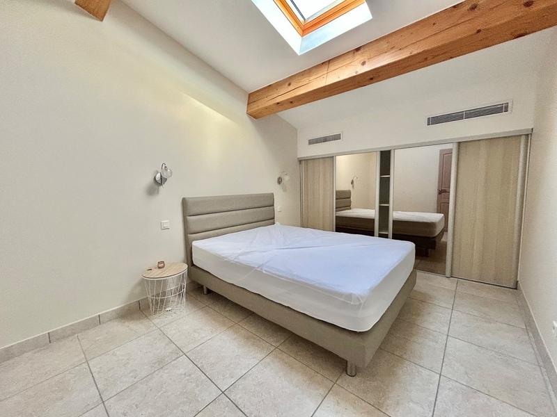 Maison - 687 m² - 12 pièces