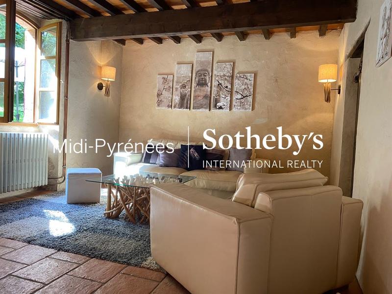 Maison - 360 m² - 8 pièces