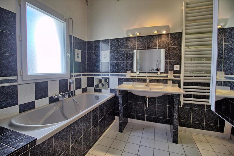 Maison - 240 m² - 9 pièces