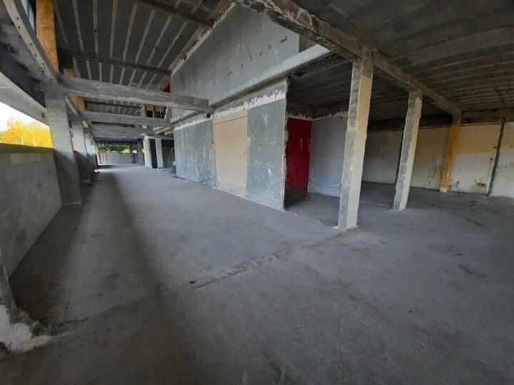 Local commercial - 2 442 m²