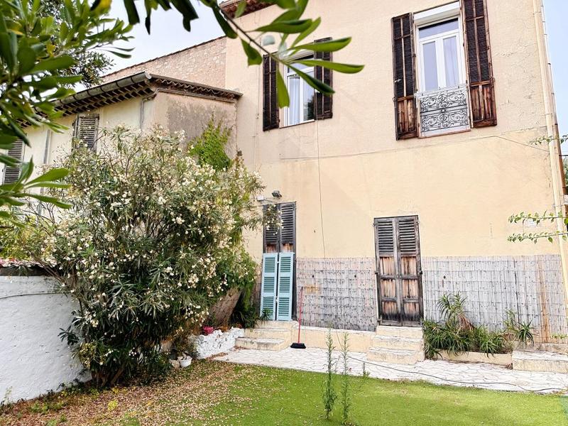 Maison - 300 m² - 5 pièces