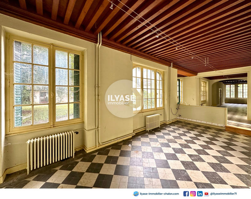 Propriété - 1 200 m² - 32 pièces