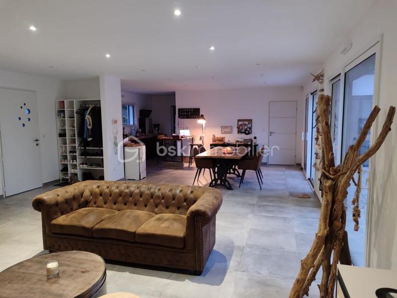 Maison - 210 m² - 10 pièces