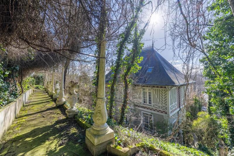 Maison - 250 m² - 9 pièces