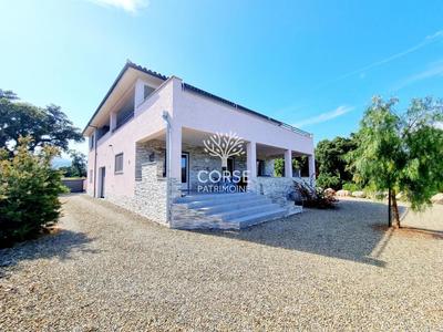 Villa - 215 m² - 9 pièces