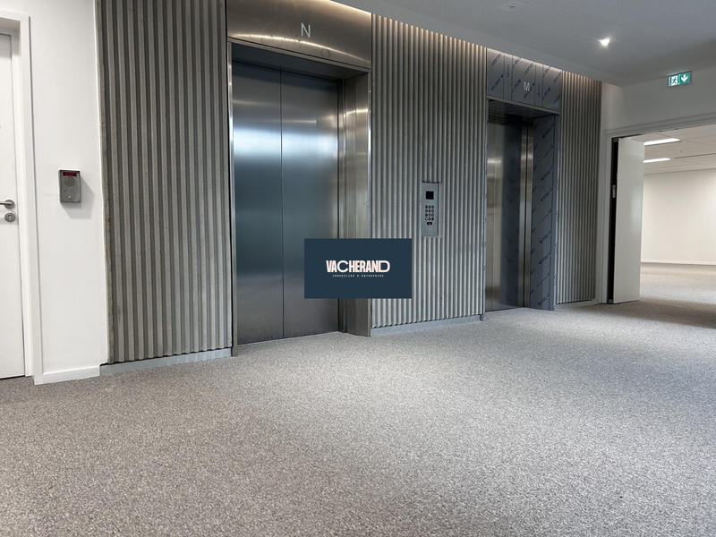 Bureau - 749 m² - 1 pièce