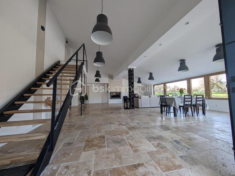 Maison - 302 m² - 8 pièces