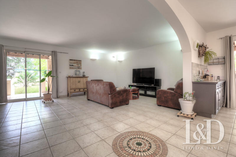 Maison - 239 m² - 8 pièces