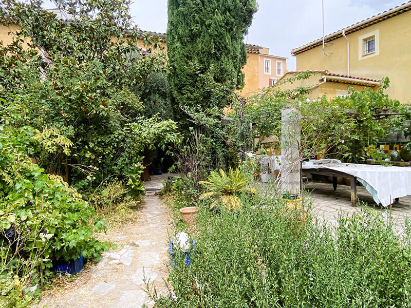 Maison - 323 m² - 6 pièces