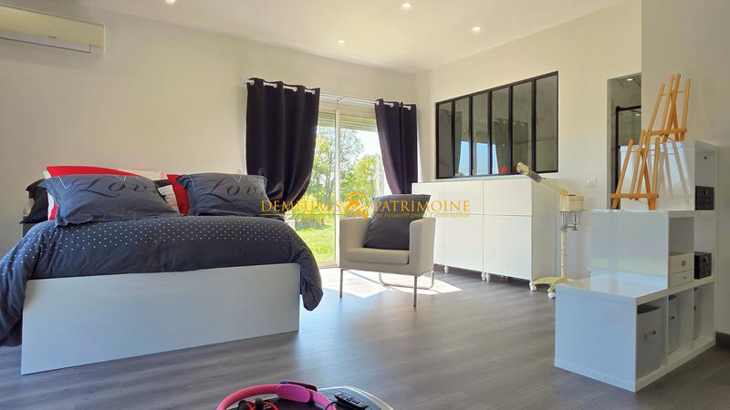 Maison - 700 m² - 9 pièces