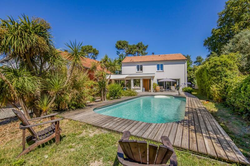 Maison - 235 m² - 10 pièces