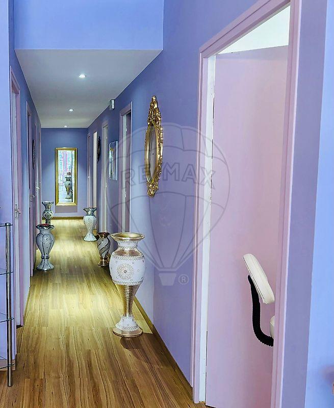 Local commercial - 325 m² - 15 pièces