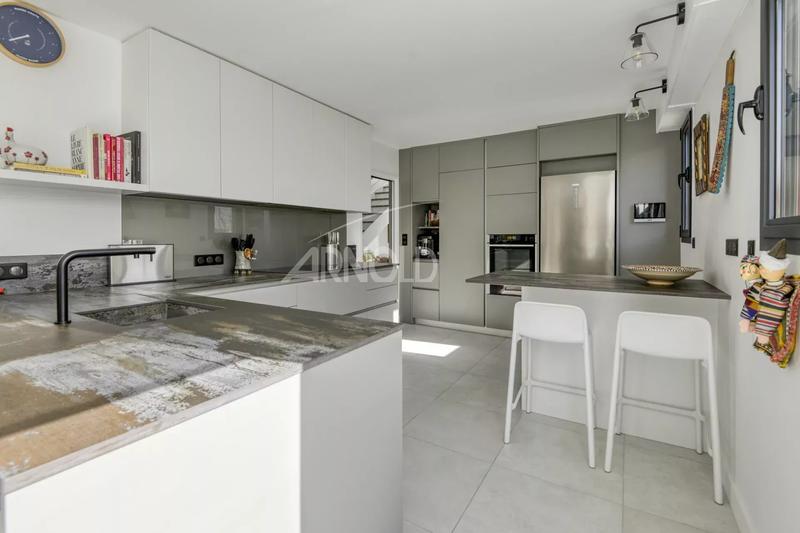 Maison - 220 m² - 7 pièces