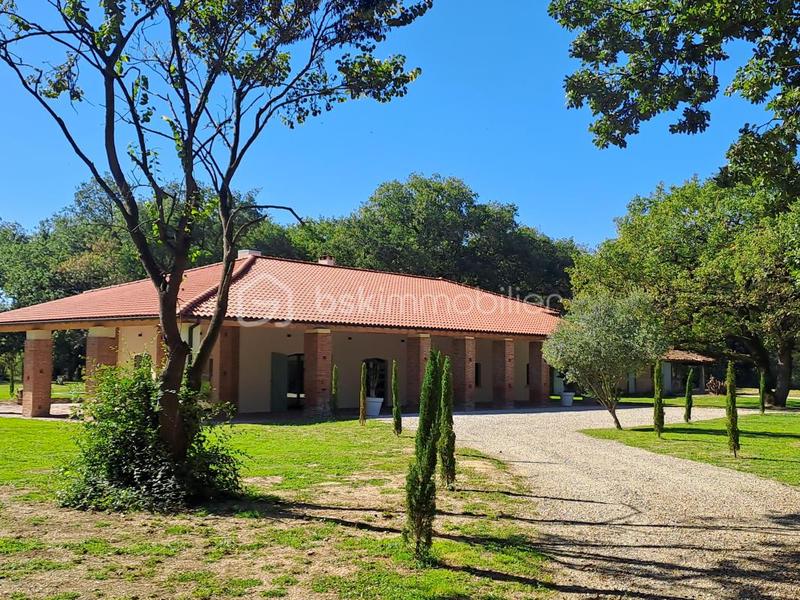 Propriété - 310 m² - 9 pièces