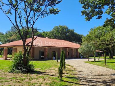 Propriété - 310 m² - 9 pièces