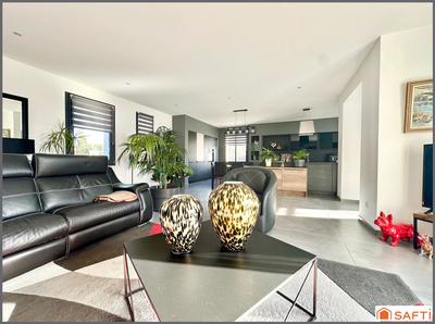 Maison - 212 m² - 8 pièces