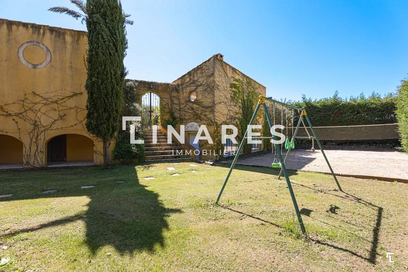 Propriété - 230 m² - 9 pièces