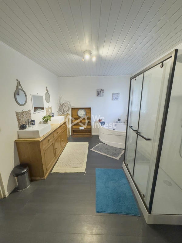 Maison traditionnelle - 220 m² - 9 pièces