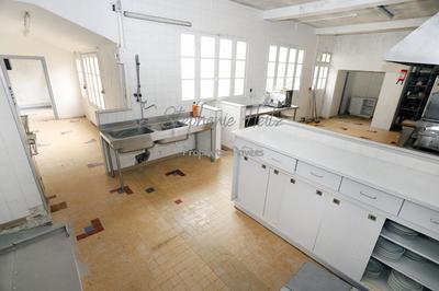 Maison - 1 260 m² - 41 pièces